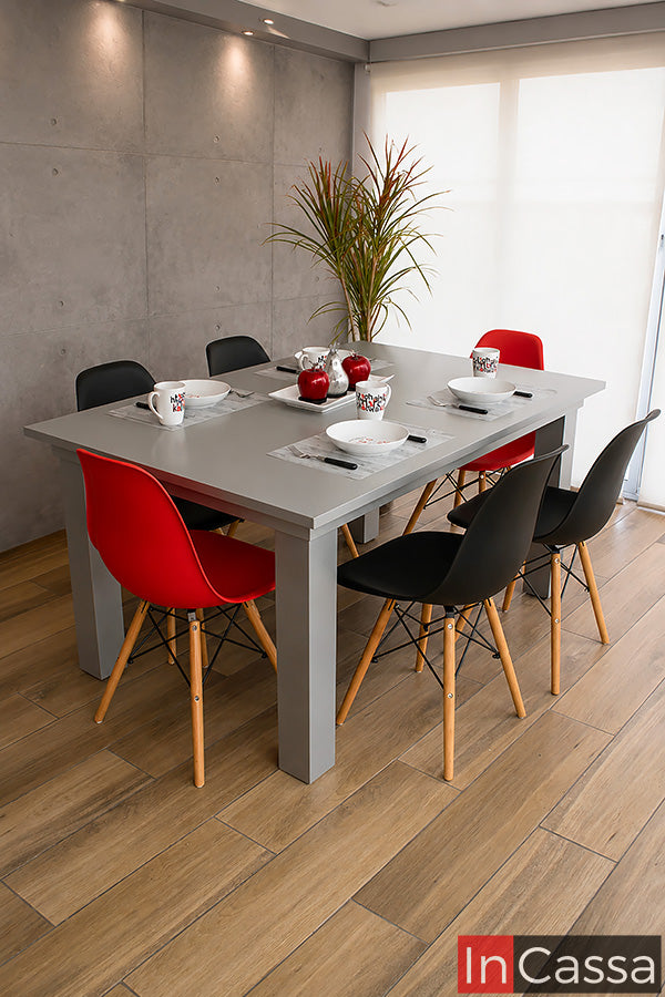Se aprecia el Comedor EAMES Modelo EMBOSCADA Colors para 6 personas, con mesa en color silver y sillas tipo Eames en combinación de rojo y negro. Su diseño contemporáneo fusiona líneas minimalistas, gran estabilidad y un atractivo contraste de colores, convirtiéndolo en una opción ideal para crear espacios modernos, funcionales y llenos de personalidad.