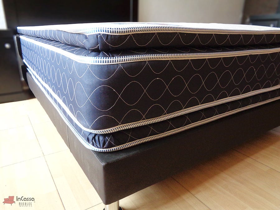 Un mejor vistazo al grosor del colchón que, al ser un modelo ortopédico de doble colchoneta, presenta una densidad bastante considerable sobre todo si se compara con el grosor de la base chocolate en la que se presenta en colchón.