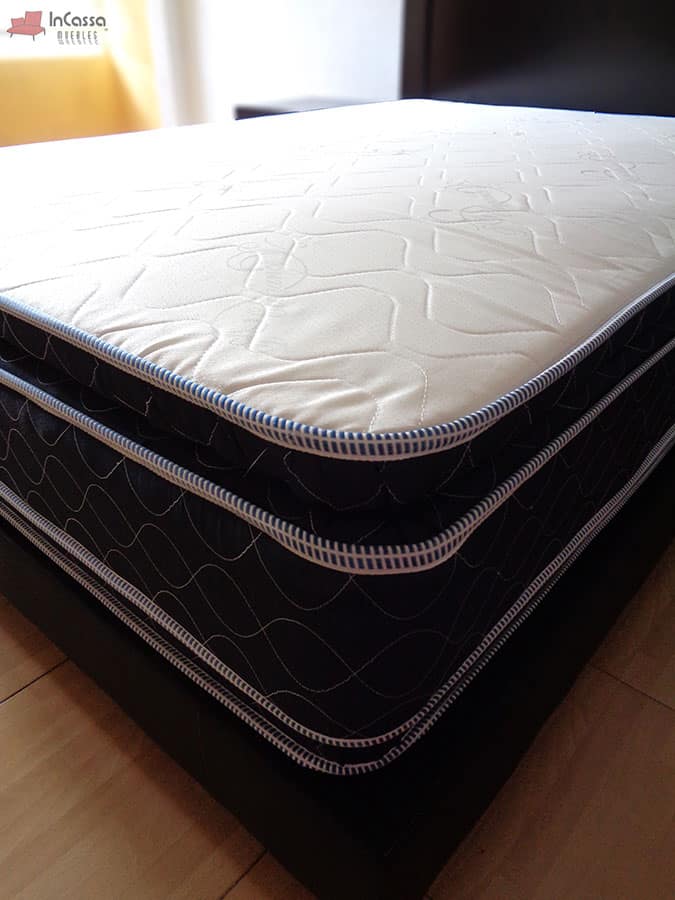 Observamos el colchón desde una vista lateral, en la que se puede apreciar tanto el acolchonado hueso como el borde azul de este, mismo que presenta un gran grosor al ser un modelo de doble colchoneta.