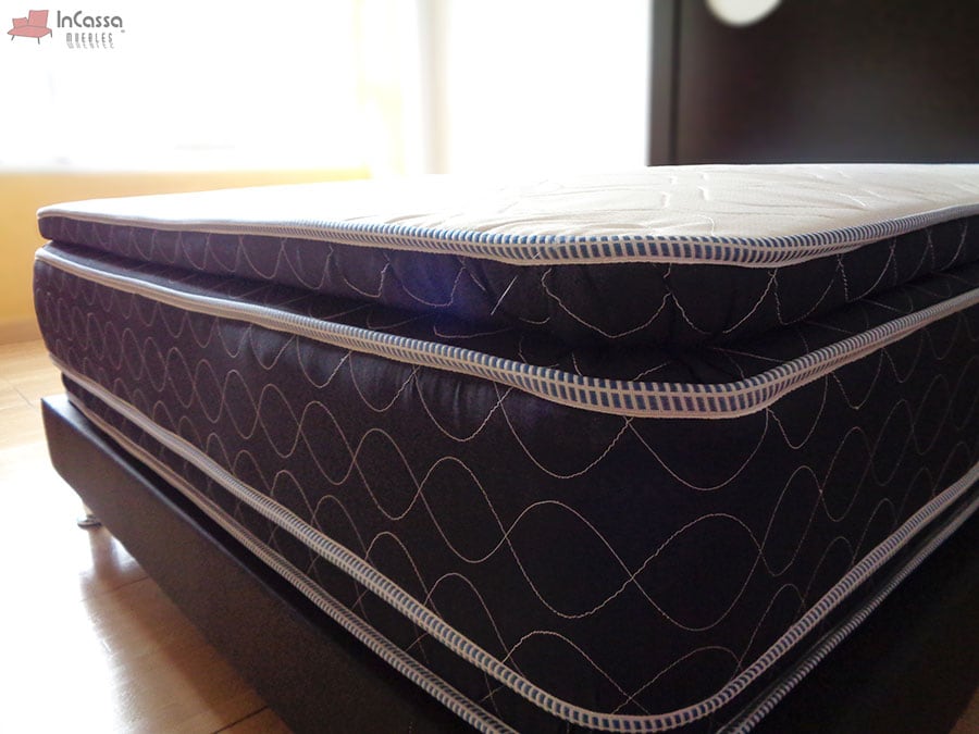 En esta imagen se hace más notable la densidad del colchón, el cuál presenta un gran grosor que queda aun más resaltado gracias a la base de cama chocolate en el que esta presentado.