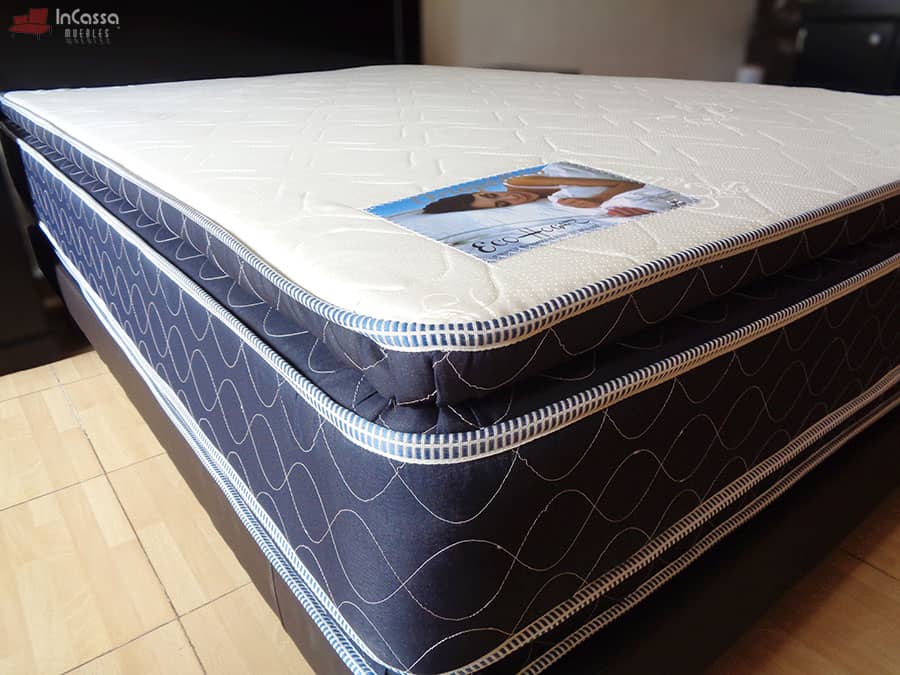 En esta foto, además de los bordes azules y el acolchonado hueso del colchón, también podemos ver su etiqueta de presentación.