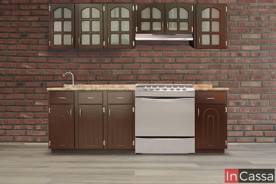 Cocina integral en acabado café, con alacenas superiores de puertas con vidrio esmerilado y módulos inferiores que incluyen espacio para estufa y tarja. Perfecta para un estilo clásico y funcional.