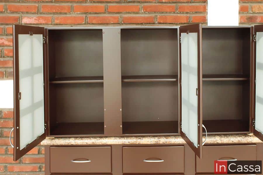 Alacenas de color café completo abiertas con amplio espacio de almacenamiento, divididas en dos niveles, ideales para organizar utensilios y alimentos. Las puertas cuentan con vidrio esmerilado, añadiendo un toque elegante.