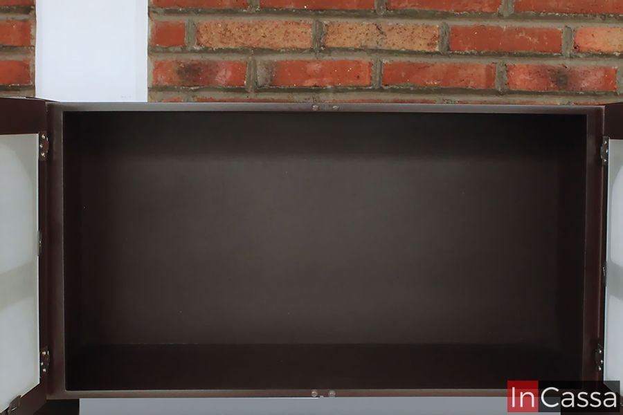 La foto muestra el amplio compartimento de mueble sobre campana, el cual ofrece un generoso espacio de almacenamiento, perfecto para organizar objetos voluminosos o mantener utensilios de cocina al alcance y bien ordenados.