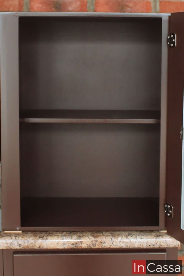 Este módulo vertical de color café completo cuenta con una repisa intermedia, ofreciendo un espacio versátil para almacenar diversos utensilios o alimentos, manteniendo la organización en la cocina.