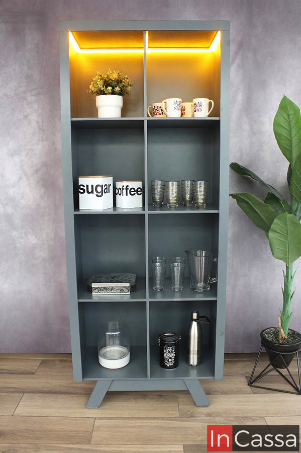 Una toma frontal destaca la vitrina en color gris oxford con compartimentos simétricos y diseño minimalista, donde la iluminación LED cálida superior aporta profundidad y elegancia, ideal para organizar y exhibir piezas decorativas con estilo moderno.