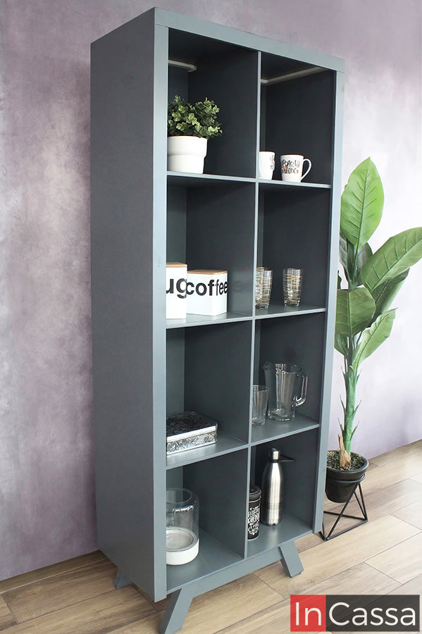 En esta toma lateral se aprecia la profundidad de la vitrina en color gris oxford, con estructura robusta y diseño limpio; sus múltiples compartimentos permiten organizar con estilo, mientras su acabado uniforme aporta elegancia a cualquier espacio.