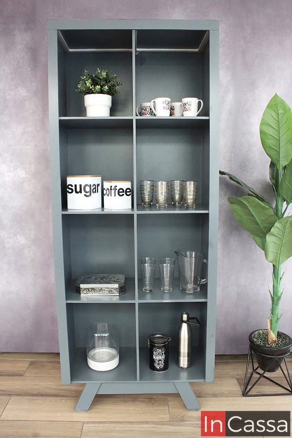 Se presenta una vista frontal limpia de la vitrina en color gris oxford, donde su diseño de líneas rectas y compartimentos amplios facilita la organización; perfecta para exhibir cristalería y decoración con un estilo moderno, funcional y bien distribuido.