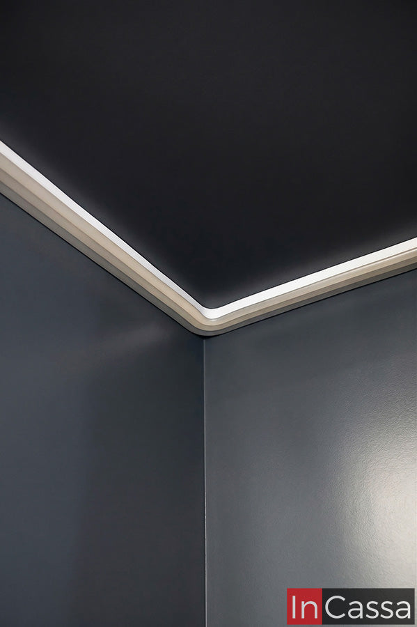 Un acercamiento superior revela la iluminación LED de luz cálida integrada, destacando el diseño interior en color gris oxford; este detalle crea un ambiente acogedor y resalta cada espacio, elevando la estética moderna de la vitrina.