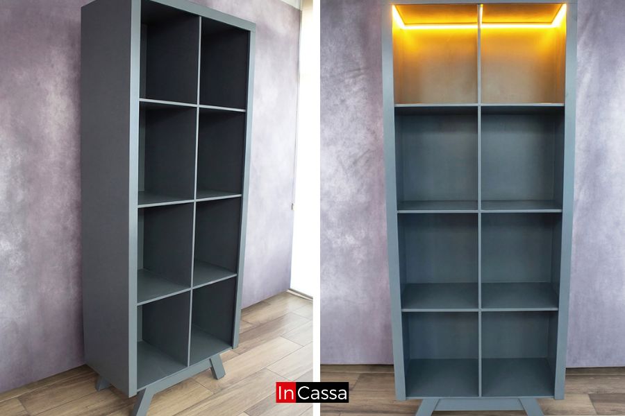En esta composición se muestran dos vistas de la vitrina en color gris oxford: una lateral que resalta su profundidad y otra frontal con iluminación LED cálida superior, evidenciando su diseño funcional, amplio almacenamiento y estilo moderno ideal para cualquier espacio.