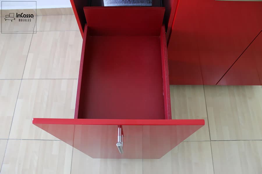 La imagen ofrece una vista cenital del especiero completamente abierto. Fabricado en MDF con acabado rojo vivo brillante, se aprecia su capacidad y profundidad, ideal para almacenar utensilios grandes o despensa. El tirador metálico cromado añade un toque moderno y funcional.