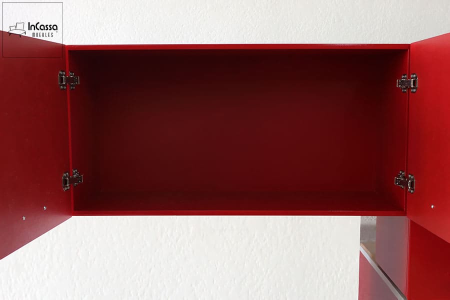 La imagen muestra en primer plano el interior del módulo superior sobre campana de la cocina en acabado rojo vivo completo. Se observa su amplio espacio sin divisiones, ideal para almacenar artículos grandes. Las bisagras metálicas brindan apertura suave y resistente.