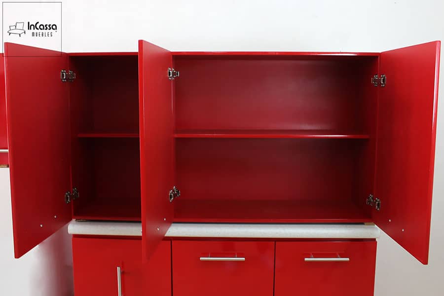 La foto presenta la alacena superior con puertas abiertas, revelando dos amplios compartimentos separados por una repisa horizontal. El tono rojo vivo brillante resalta su estilo moderno, mientras que las bisagras metálicas garantizan durabilidad.