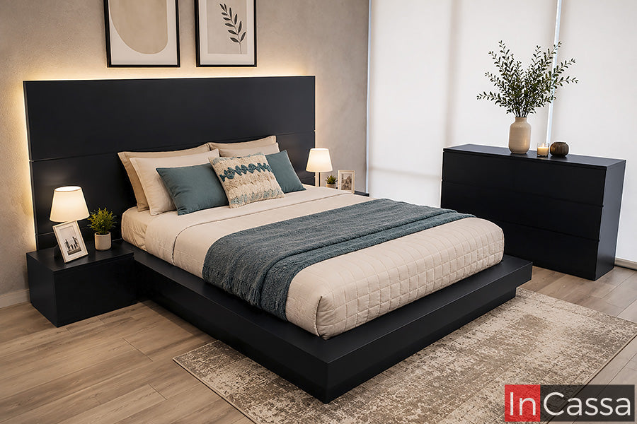 Recámara Modelo FLORIDA en color chocolate, con cabecera amplia de líneas rectas y base tipo plataforma que refuerzan su diseño moderno y minimalista. El conjunto se complementa con burós y cómoda en el mismo acabado chocolate, creando una recámara uniforme, contemporánea y funcional.