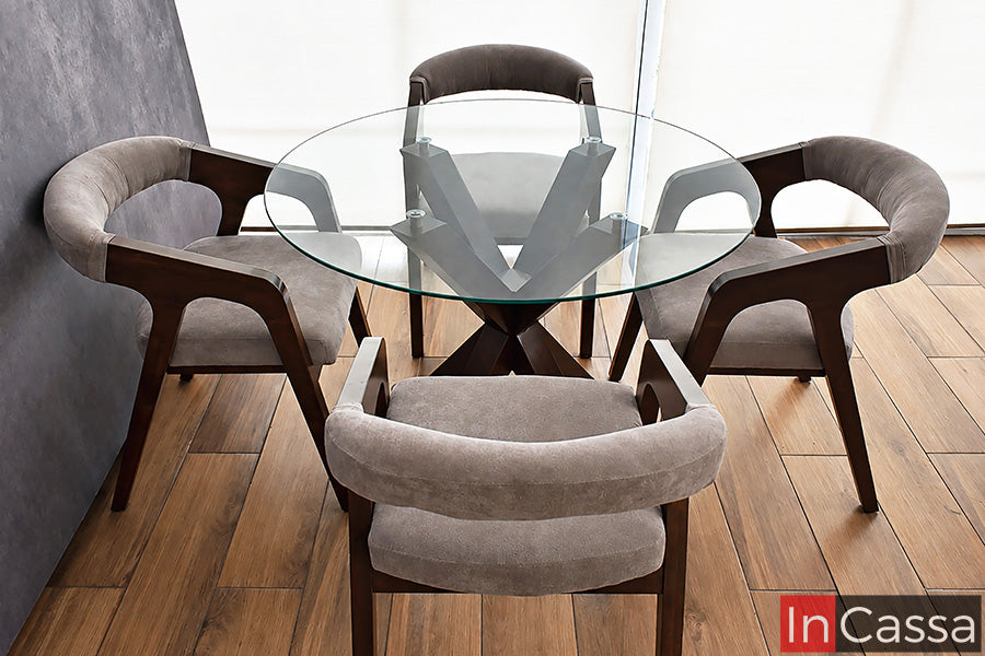 Con una vista limpia que permite apreciar su composición, el Comedor Redondo Viral en Pinterest FORMENTERA con Mesa de Vidrio luce su estructura en color tabaco y sillas tapizadas en suede gris perla. Su cubierta transparente deja al descubierto la base geométrica central y el diseño curvo de las sillas.