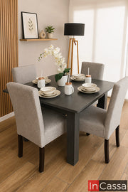 Se aprecia el Comedor Modelo FRANCIA para 4 personas con mesa en acabado gris cenizo oscuro y sillas tapizadas en tela gris claro. Su diseño contemporáneo combina líneas limpias, una estructura resistente y cómodos asientos, ofreciendo un espacio elegante, funcional y acogedor para disfrutar cada comida con estilo.