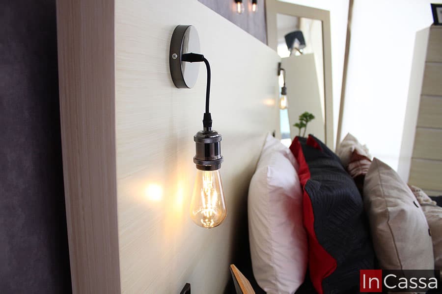 La toma destaca las lamparas minimalistas incorporadas a la base, las cuales son de color negro con focos LED de luz cálida. Está foto también permite apreciar mejor el acabado laqueado de la pintura color paja.