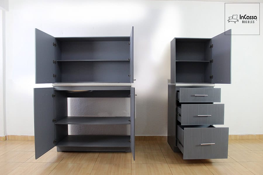 Esta fotografía muestra los módulos de la cocina con sus puertas abiertas, dejando a la vista su elegante acabado gris oxford completo, además de su amplio numero de espacios de almacenamiento. Diseñados para maximizar el almacenamiento y la funcionalidad en la cocina.