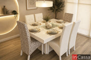 Se aprecia el Comedor con luz Modelo GANDIA para 6 personas en color blanco con sillas tapizadas en suede color hueso y lino carta. Su elegante iluminación LED integrada, cubierta con detalle central de cristal y combinación de texturas crean un ambiente moderno, sofisticado y acogedor para compartir momentos inolvidables en familia.