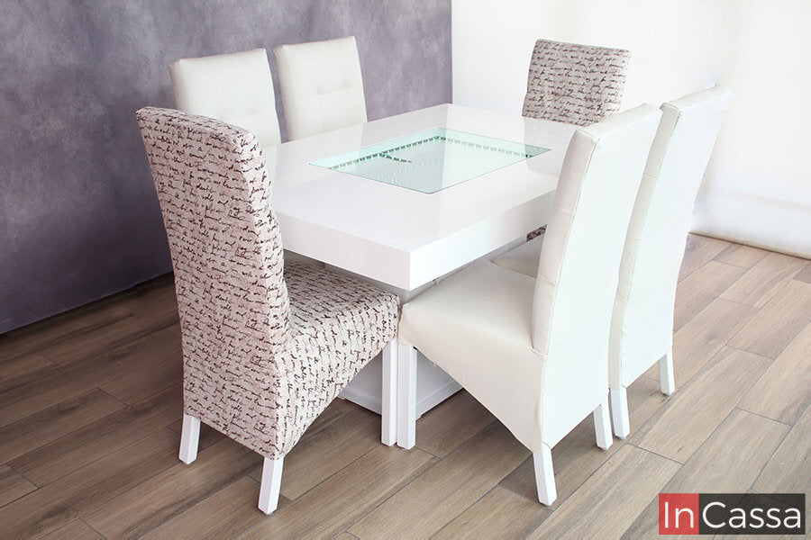 Comedor para 6 personas en color blanco con arenero, este ultimo funciona como centro de mesa que además cuenta con iluminación LED integrada de varios colores. El comedor se encuentra instalado en una estancia con piso de madera.