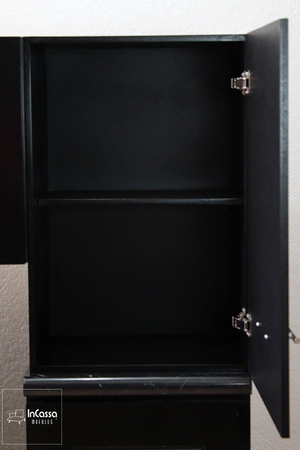 Este módulo en acabado negro mate completo cuenta con un gabinete de dos puertas, ideal para almacenar utensilios y accesorios de cocina. Las bisagras resistentes y los estantes ajustables aseguran una funcionalidad óptima, permitiendo una organización eficiente y un acceso fácil a los elementos guardados.