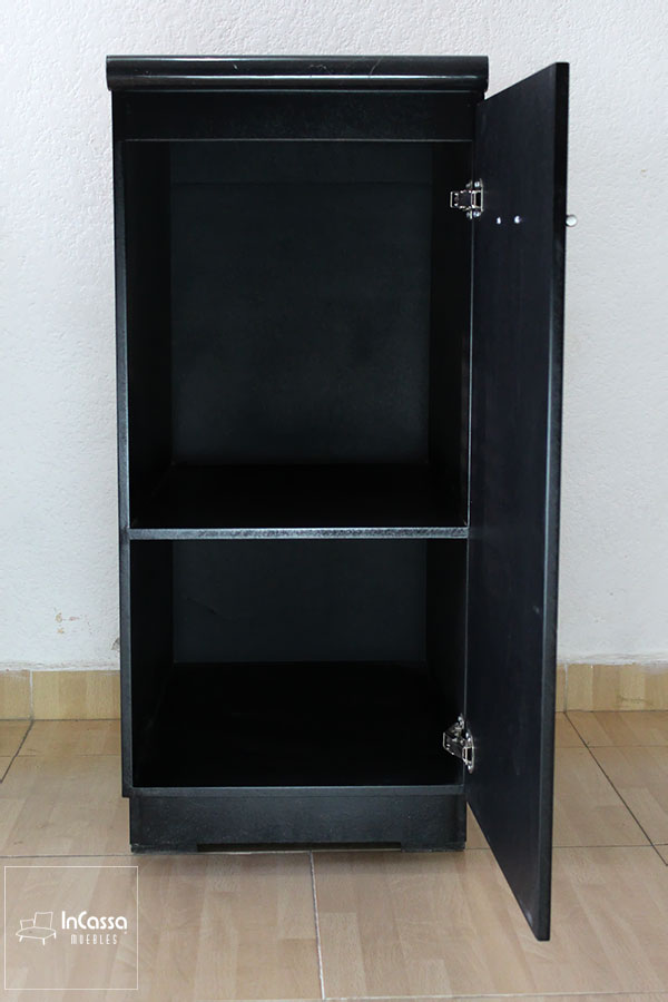 La foto muestra el módulo inferior incluido en la cocina, el cual cuenta con un amplio espacio de almacenamiento. Con un acabado negro mate, este gabinete cuenta con estantes y bisagras robustas, ideal para organizar utensilios y electrodomésticos de cocina, proporcionando funcionalidad y un toque moderno.