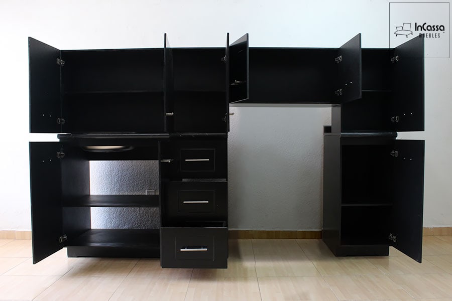 La foto muestra la cocina integral que se distingue por su estructura funcional y elegante, con un acabado en negro mate. Los gabinetes superiores e inferiores ofrecen amplio espacio de almacenamiento, destacando tiradores metálicos modernos y un diseño optimizado para la organización.