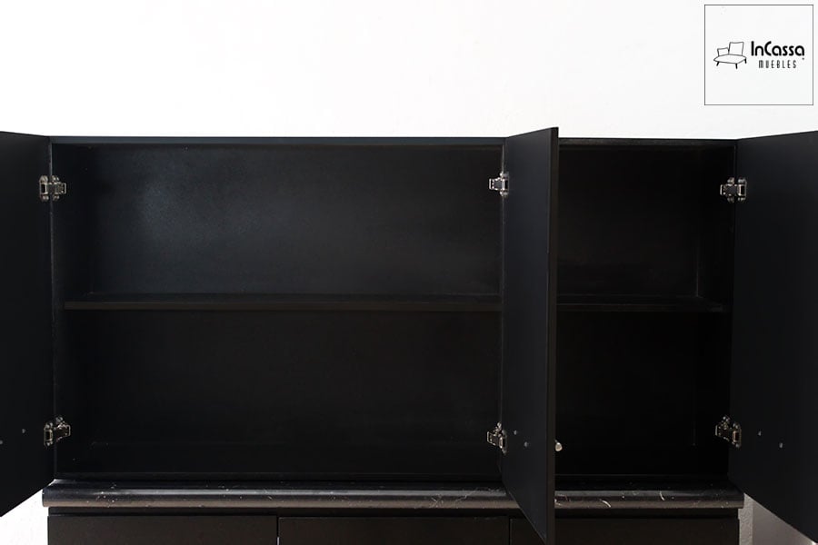 La imagen presenta los gabinetes superiores de la cocina en acabado negro mate completo, optimizando el almacenamiento con amplios compartimentos. El diseño incluye estantes ajustables y bisagras robustas, garantizando durabilidad y funcionalidad para cualquier cocina moderna.