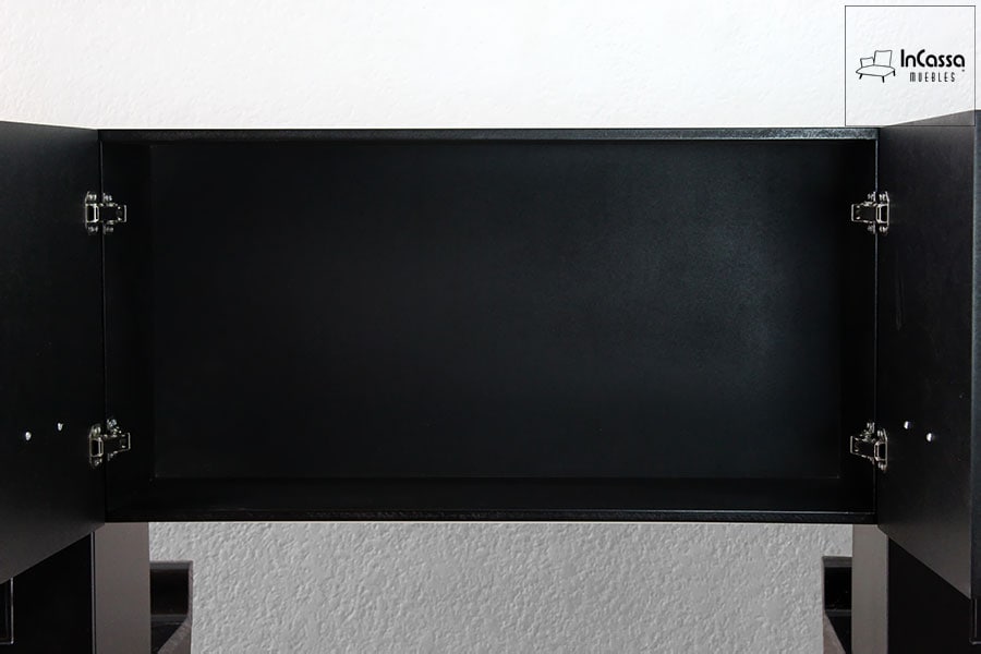 La imagen muestra el módulo sobre campana en acabado negro mate. Este módulo específico proporciona un amplio compartimento de almacenamiento, ideal para mantener una cocina organizada y funcional. Las bisagras robustas aseguran durabilidad y un fácil acceso a los contenidos.