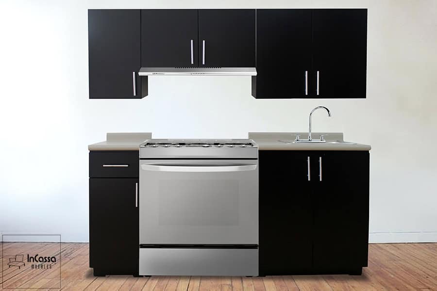 La imagen muestra la cocina integral HAMPTON para estufa en elegante tono chocolate mate con diseño lineal. Cuenta con gabinetes superiores e inferiores, espacio para estufa de 30″ y tarja de acero inoxidable sobre cubierta color hueso. Jaladeras metálicas al frente completan su estilo moderno.