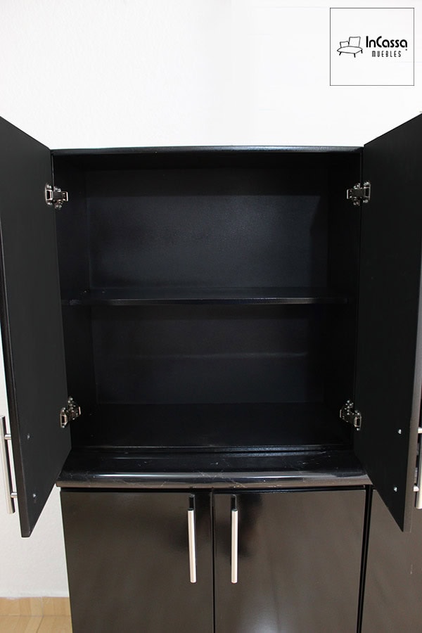 Se presenta un gabinete superior en color negro completo con puertas abatibles y jaladeras metálicas. Su interior espacioso cuenta con un estante central que optimiza el almacenamiento. Las bisagras reforzadas garantizan durabilidad y un cierre seguro, ideal para organizar utensilios o despensa.
