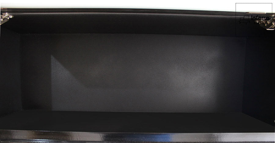 Una fotografía del interior del módulo superior sobre campana de cocina en elegante color negro completo. Su amplio espacio sin divisiones permite almacenar utensilios o despensa con facilidad. Las bisagras metálicas aseguran resistencia y un cierre suave, complementando su diseño funcional y moderno.