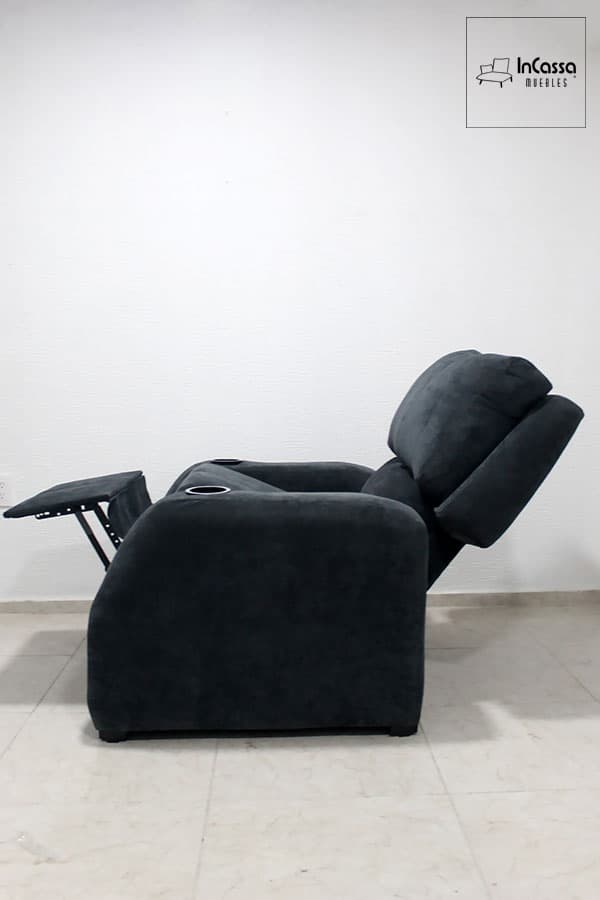 En esta foto podemos ver el sillón en suede oxford con su respaldo inclinado gracias a su mecanismo interno, el cuál también inclina el asiento coincidiendo con el respaldo y extendiendo el reposapies integrado.