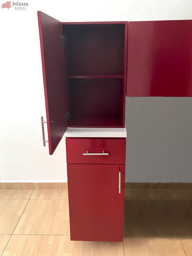 En esta imagen se muestra los módulos izquierdos de la cocina HAMPTON para estufa, el módulo superior se muestra con su puerta abierta revelando una alacena con repisa central, mientras que en el módulo inferior se observa un práctico cajón y compartimento con jaladeras metálicas. Ambos en un atractivo acabado rojo quemado.