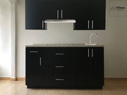 Moderna cocina con gabinetes superiores e inferiores en acabado chocolate mate, complementados con elegantes jaladeras metálicas. La cubierta de formaica ofrece un espacio de trabajo amplio y resistente. Diseño minimalista y funcional.