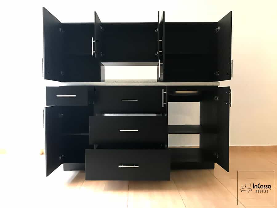 Cocina con gabinetes de acabado chocolate mate en su totalidad, mostrando una amplia capacidad de almacenamiento. Los gabinetes superiores e inferiores, junto con cajones y compartimentos, ofrecen una solución organizada y funcional para utensilios y suministros de cocina. Diseño moderno y práctico.