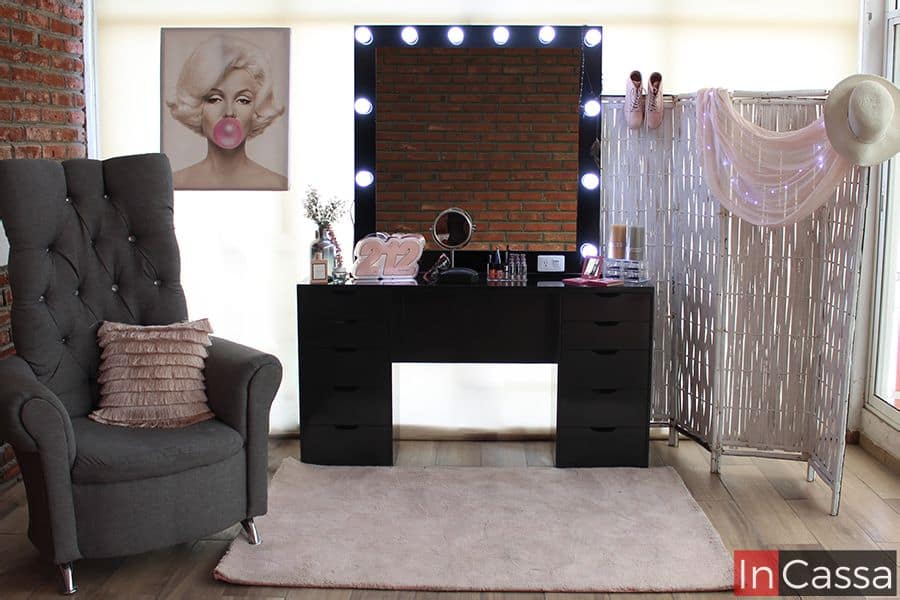 Tocador tipo Vanity tamaño JUMBO en color negro completo. El tocador incluye un espejo con 12 focos led incorporados, el mueble cuenta con 10 cajones en total. Además de tener contacto eléctrico para tu secadora o celular.