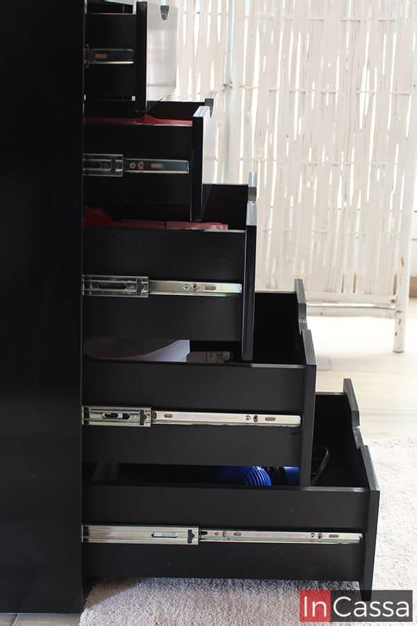 Podemos observar una vista lateral de cada cajón, en el cuál queda resaltado el acabado negro que se conserva en los interiores de cada cajón. así su sistema de rieles métalicos.