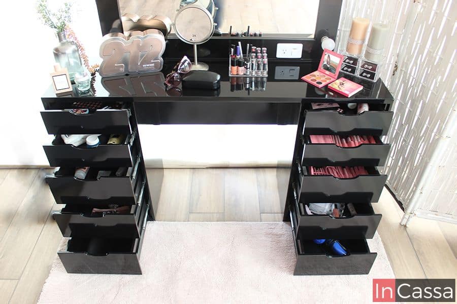 La toma nos permite observar el interior de los cajones incorporados al tocador, los cuales conservan una tono negro en la totalidad de su construcción; podemos ver diferentes tipos de prendas en su interior, con las cuales es posible hacerse una idea de su capacidad.