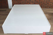 Base de cama en tono blanco con diseño minimalista y líneas limpias. Su estructura rectangular de superficie lisa aporta una apariencia pulcra, moderna y funcional, ideal para cualquier estilo de recámara.