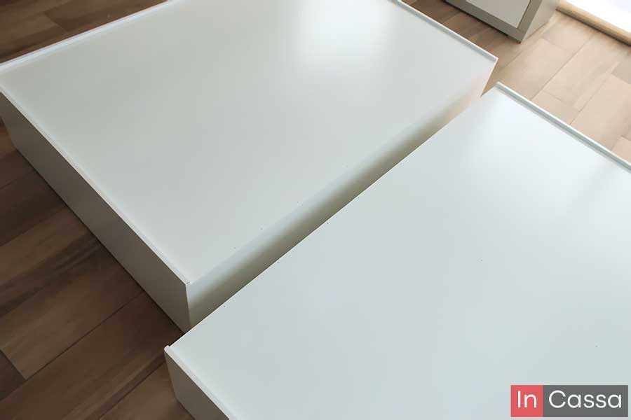 La imagen muestra la base de cama en color blanco dividida en dos módulos independientes, lo que facilita su transporte, acomodo y montaje en cualquier habitación. Ideal para quienes buscan practicidad sin perder elegancia.