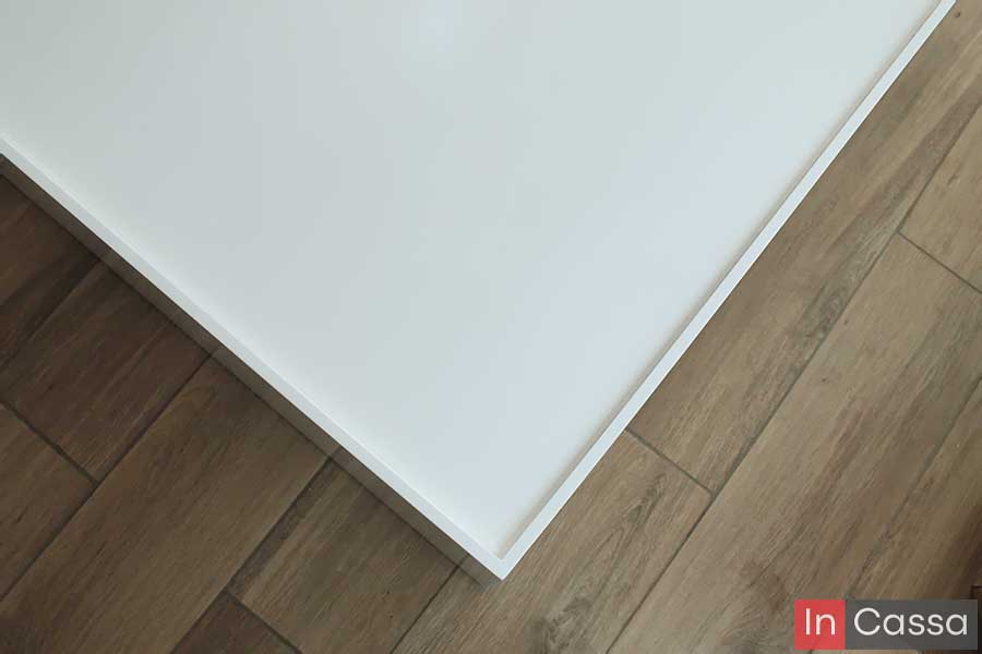 En esta imagen se muestra el detalle del marco elevado que bordea la superficie de la base, ideal para evitar el deslizamiento del colchón. El acabado blanco y las uniones precisas refuerzan su diseño moderno y funcional.