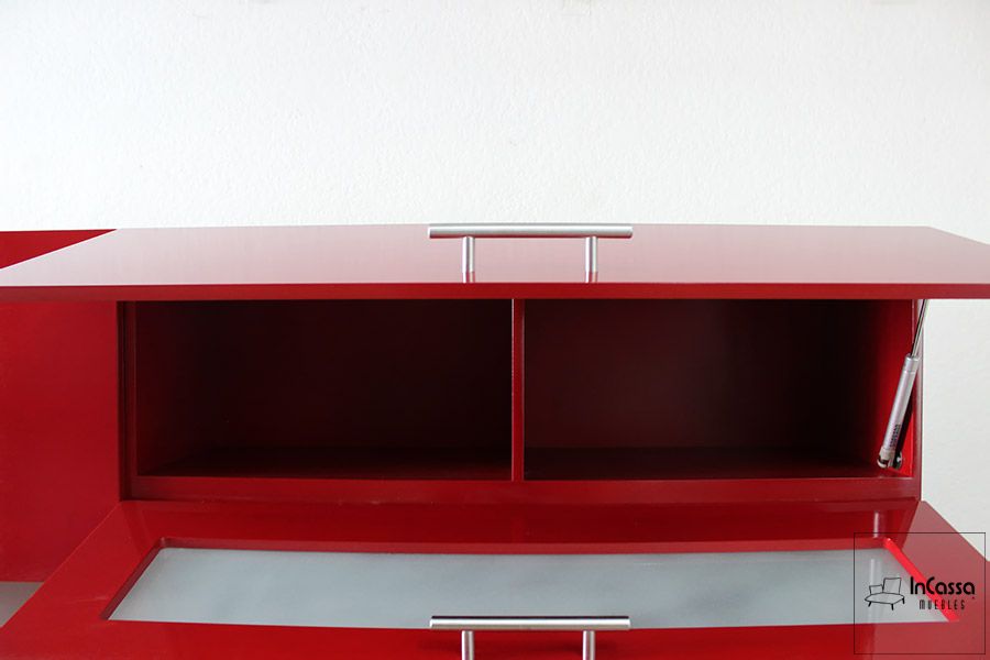 El módulo superior, en acabado rojo quemado brillante, muestra su interior dividido en dos espacios funcionales. Las puertas con pistón neumático y paneles de vidrio esmerilado combinan estética y practicidad para un diseño moderno y organizado.