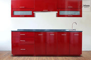 Esta cocina integral combina elegancia y funcionalidad, con módulos superiores e inferiores en tono rojo quemado brillante, jaladeras metálicas y cubierta en estilo mármol color negro. El diseño incluye tarja y espacio para campana, ideal para una cocina moderna y llamativa.