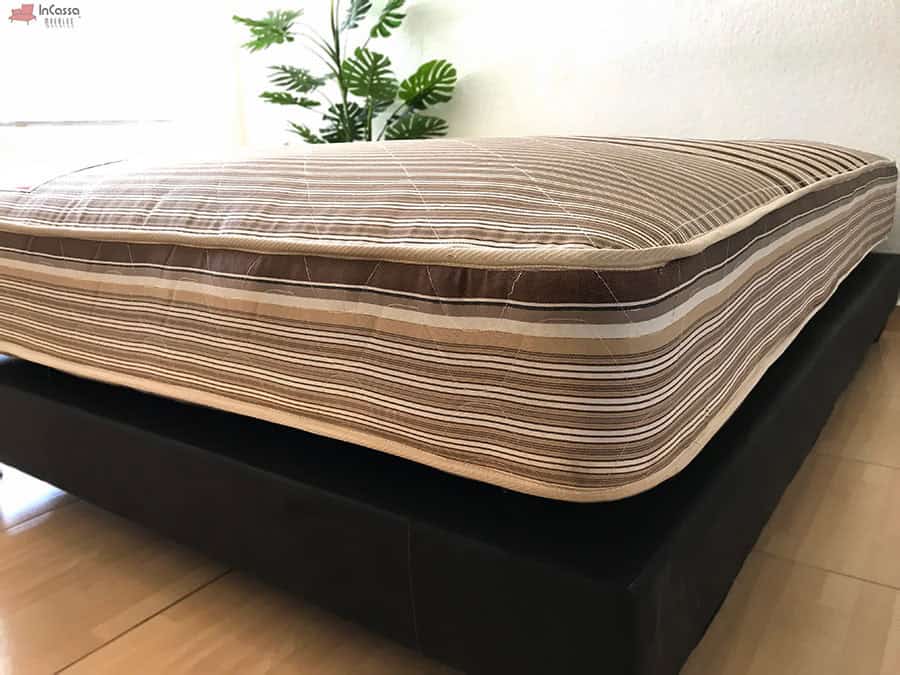 Una toma más completa del colchón hotelero en la que tenemos mejor vista de su acolchonado y sus bordes, este modelo tiene un estilo de rayas completo.