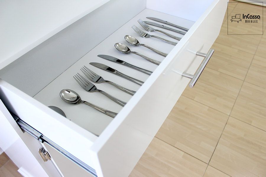 En esta toma se aprecia el cajón superior abierto de la Alacena para Microondas Modelo HOUSTON, exhibiendo su interior espacioso y perfectamente alineado con cubiertos. El acabado blanco brillante y la jaladera metálica complementan el diseño limpio y moderno, ideal para mantener la organización en la cocina con un toque de elegancia.