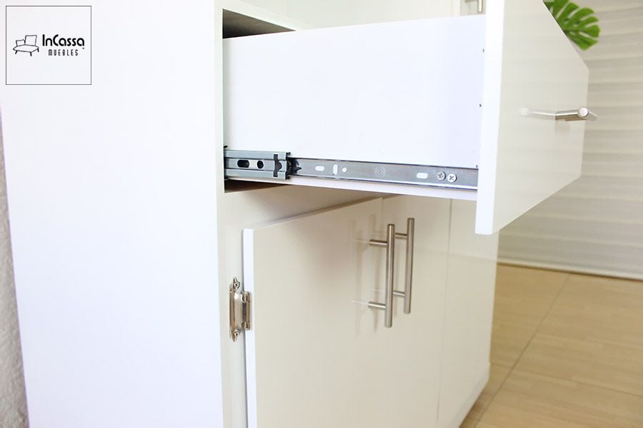 Esta imagen muestra el sistema de apertura del cajón principal de la Alacena para Microondas Modelo HOUSTON, donde se aprecia la corredera metálica de extensión completa, diseñada para un deslizamiento suave y resistente. El acabado blanco brillante y las jaladeras en acero inoxidable realzan la estética moderna del mueble, garantizando durabilidad y funcionalidad en el uso diario.