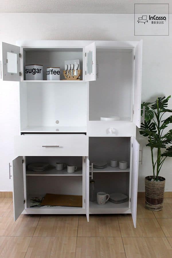 La toma muestra la Alacena para Microondas Modelo HOUSTON con todas sus puertas abiertas, revelando su amplia capacidad interior. Se observan estantes superiores ideales para despensa o vajilla, un compartimento lateral alto para utensilios grandes y gabinetes inferiores espaciosos, todo en acabado blanco brillante con herrajes metálicos modernos.