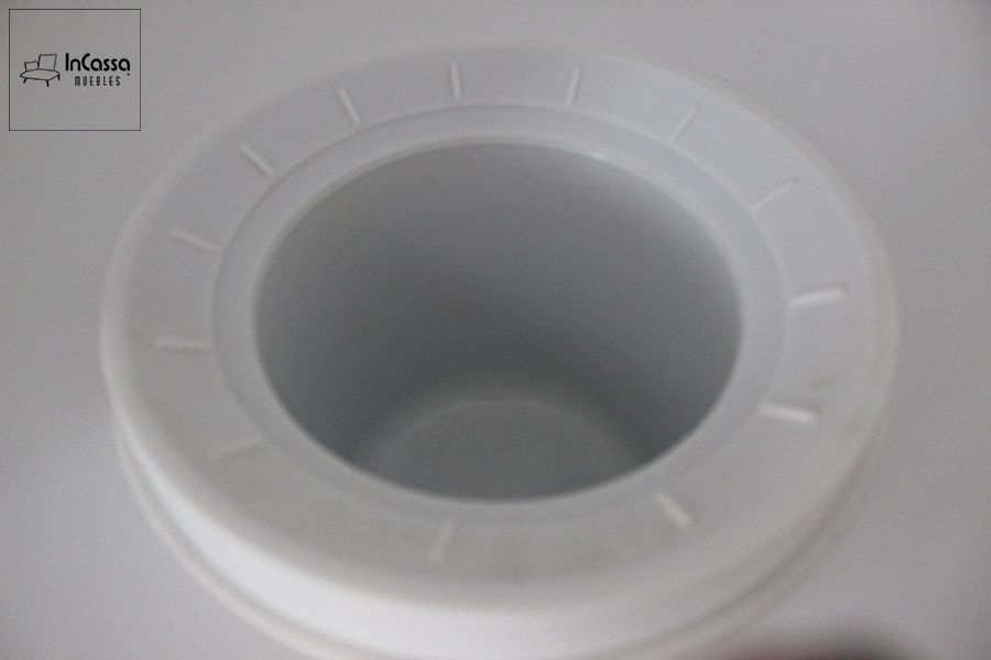 La imagen muestra un acercamiento superior al dispensador circular incorporado en la Alacena para Microondas Modelo HOUSTON. Su diseño práctico en color blanco permite un acceso rápido y funcional, ideal para almacenar líquidos o cereales dentro del mueble sin alterar su estilo moderno y minimalista.