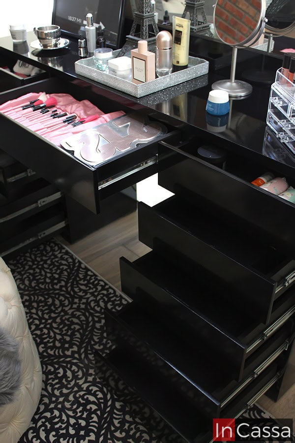 Esta toma destaca el interior de los cajones del tocador, los cuales son adornados por algunos utensilios y maquillajes que además sirven para ejemplificar su profundidad. Cabe resaltar que el interior de los cajones así como la totalidad de su estructura conservan el acabado negro presente en todo el tocador.